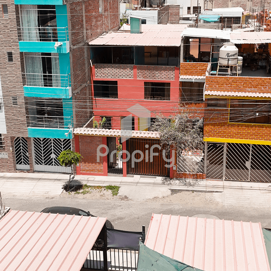 Casa de 2 pisos en la Alameda