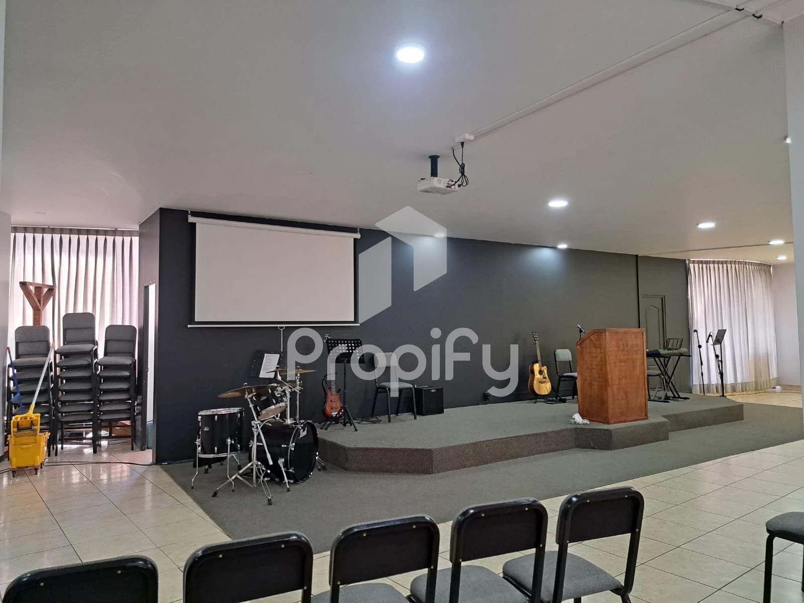 ALQUILO LOCAL AV. EJERCITO ideal para centro de capacitaciones